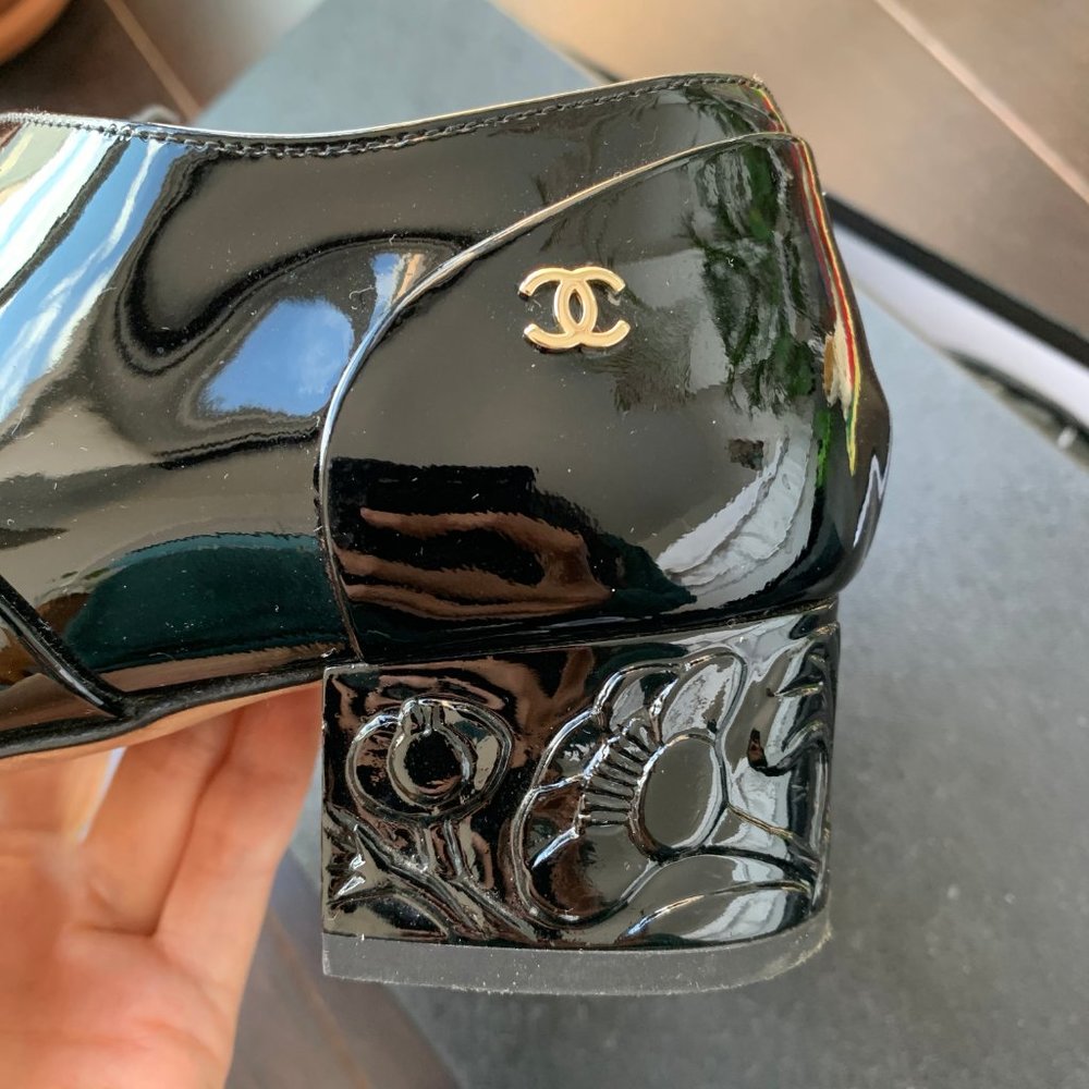 CHANEL Black Patent Leather Lace-Up Block Heel Boots - Picture 5 of 9